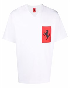 Футболка с V образным вырезом и нашивкой логотипом Ferrari