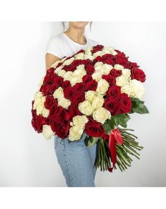 Букет из высоких красно белых роз Эквадор 101 шт 70 см Л'этуаль flowers