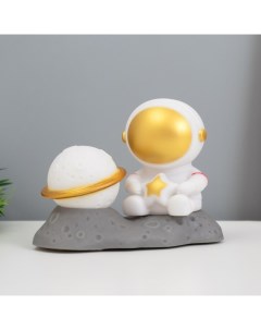 Фигурка светящаяся «Космонавт со звездой у Сатурна», LED-ночник, 2 Вт, LR44 5×8×13 см Risalux