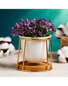 Горшок для цветов «Сосуд» керамический, 250 мл, 11×10 см, белый, с деревянным поддоном, на золотистой металлической подставке Take it easy