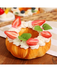 Муляж с магнитом «Пирожное Эклат» с клубникой, 10×10×4 см Take it easy